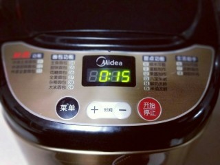 10、香葱培根芝士面包,再次启动面包机揉面功能15分钟。面团光滑有手套膜，可以进行发酵。