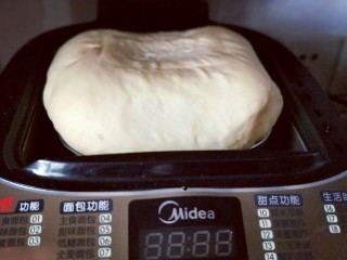 12、香葱培根芝士面包,发酵好的面团已经满桶啦！