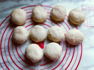 14、香葱培根芝士面包,将排气松弛好的面团分割成8等份，约75g，盖上保鲜膜松弛10分钟。