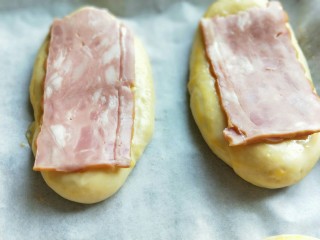 18、香葱培根芝士面包,再放上培根，一片一剪二。(如果不喜欢这样，也可以将培根切丁。）