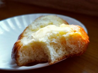 23、香葱培根芝士面包,宝贝把上面的培根和芝士先吃了，哈哈，特别松软。