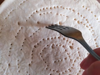 2、黄桃披萨,用叉子插孔