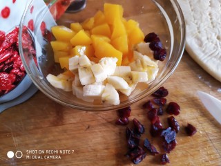 3、黄桃披萨,材料切成小丁