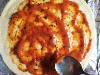 5、黄桃披萨,均匀擦到饼皮上