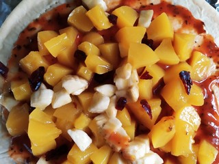 6、黄桃披萨,撒上黄桃丁等