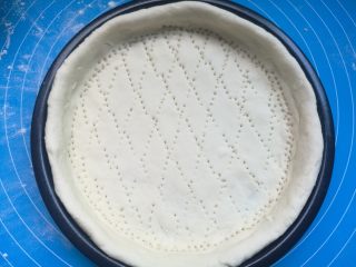 5、时蔬披萨,披萨盘刷油，圆饼铺在披萨盘，用餐叉扎几个小洞，防止烤制时隆起。