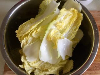 2、吉祥蔬菜三宝➕炝拌三彩白菜丝,取适量叶片用盐水浸泡清洗，或者用专业的果蔬清洗剂清洗干净