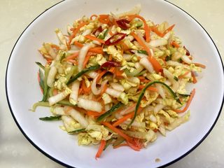 30、吉祥蔬菜三宝➕炝拌三彩白菜丝,把拌好的蔬菜装盘