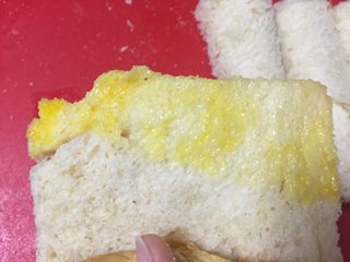 3、黄金吐司卷,边缘涂上蛋液。