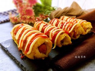 10、黄金吐司卷,放在盘子上挤上沙拉酱番茄酱。