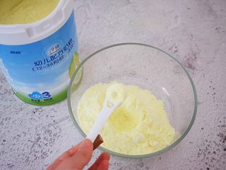 3、酸奶棒,把淳璀幼儿配方奶粉放入容器中