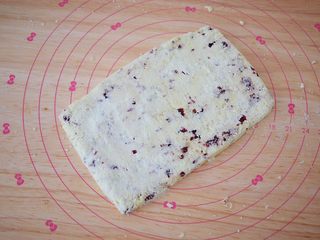 8、酸奶棒,案板上撒上奶粉防粘，再把面团取出擀成长方形