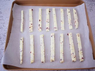10、酸奶棒,烤盘铺上油纸，再把酸奶棒放入摆好