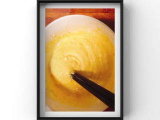 4、宝宝披萨,蛋黄加少量水和面粉最后加入一点点白糖一起搅拌！