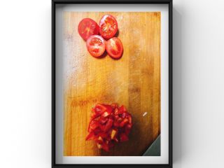 5、宝宝披萨,小番茄切好备用！