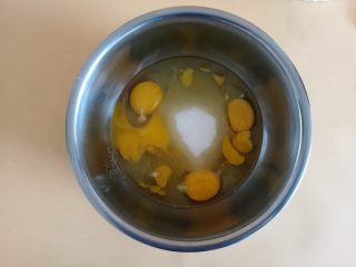 2、蓝色梦幻杯子蛋糕,2.鸡蛋液中加入细砂糖150g