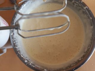 3、蓝色梦幻杯子蛋糕,3.鸡蛋液打发成浅白色