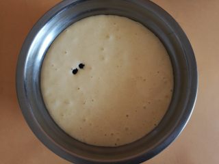 6、蓝色梦幻杯子蛋糕,6.&nbsp;面糊分一半出来，倒入两滴蓝色色素，翻拌均匀