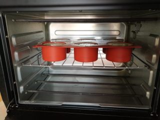 9、蓝色梦幻杯子蛋糕,9.放入预热好的烤箱