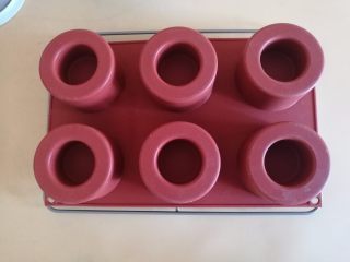 11、蓝色梦幻杯子蛋糕,11.烤好的蛋糕拿出来倒扣着，其实也可以不用倒扣。等冷却了拿出来