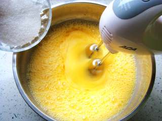 4、零添加版蛋黄手指饼干,出现大量的鱼泡泡状，放入一半的白砂糖打发。