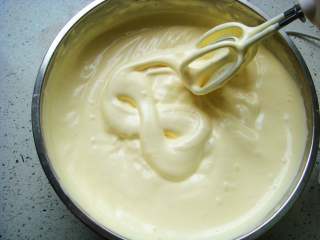 6、零添加版蛋黄手指饼干,观察蛋糊状态：提起打蛋器画“8”字，纹路不消失就打发好了。