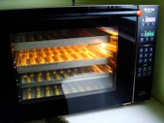 11、零添加版蛋黄手指饼干,猛犸象智能热风炉烤箱提前预热：160度，放入4个烤盘。（这个量可以做4烤盘）烤20分钟。