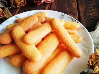 14、零添加版蛋黄手指饼干,晾凉后非常的酥脆！