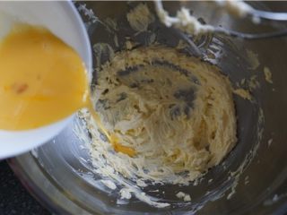 5、好吃的切达芝士酥饼,分3次倒入打散的蛋液，