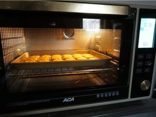 15、好吃的切达芝士酥饼,烤箱175度预热，中层上下火烤15分钟左右