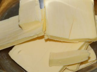 1、椰香奶酥,黄油提前取出软化至轻按有坑