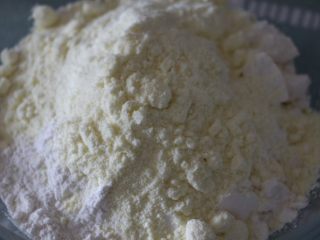 2、椰香奶酥,奶粉、低筋粉放一起