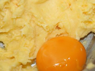 4、椰香奶酥,加入第一个蛋黄，低速打至完全混合