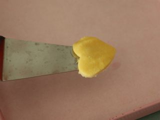 8、椰香奶酥,用工具把饼干铲出，放入烤盘上