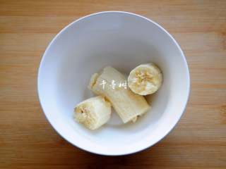 2、完美香蕉溶豆 健康营养宝宝辅食 超人气小零食,香蕉切段，放入碗中。