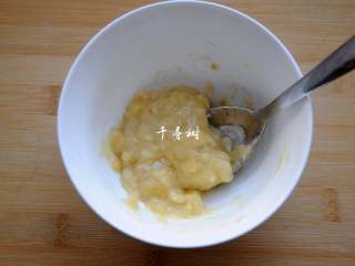 3、完美香蕉溶豆 健康营养宝宝辅食 超人气小零食,用勺背把香蕉压碎成糊状。