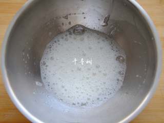 10、完美香蕉溶豆 健康营养宝宝辅食 超人气小零食,滴入2滴柠檬汁有助于蛋白的稳定打发，可以加入5克白糖或者是不加也行，白糖也有助于蛋白的打发稳定，但是考虑到是给孩子吃的，还是少糖为好。