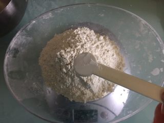 1、海苔咸味饼干,低筋面粉、泡打粉、盐混合