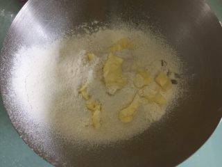 3、海苔咸味饼干,加入细砂糖和软化的黄油