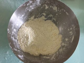 4、海苔咸味饼干,用手搓匀，成为粗玉米粉的状态