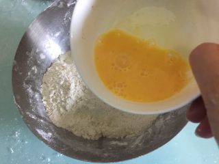 5、海苔咸味饼干,倒入打散的鸡蛋