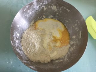 6、海苔咸味饼干,再倒入牛奶