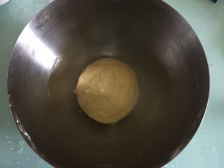 7、海苔咸味饼干,用手揉成面团，轻揉至表面光滑，不要揉太久