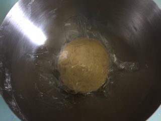 8、海苔咸味饼干,把揉好的面团盖上保鲜膜，静置松弛半个小时