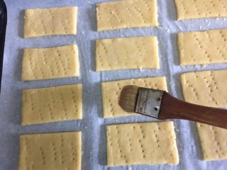 11、海苔咸味饼干,把切好的小面片铺在烤盘上，每个面片间留出一定距离，刷上蛋清