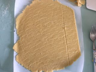 9、海苔咸味饼干,案板上撒一薄层低筋面粉或者上下各铺上一层油纸，把松弛好的面团放在案板上擀开成薄面片，用叉子在表面扎点小孔