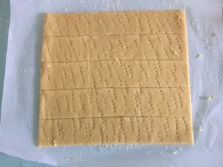 10、海苔咸味饼干,把面片切去不规则的边角，再切成长方形小块