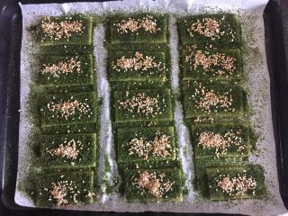 12、海苔咸味饼干,再每块饼干上均匀地撒上海苔粉和白芝麻