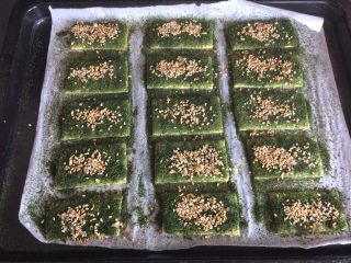 13、海苔咸味饼干,烤箱预热好，把烤盘放入烤箱中层，上下火180度，15分钟左右