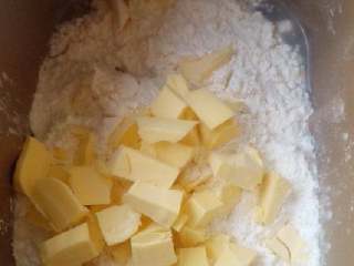 1、双果黑芝麻派,前四中材料放面包机里搅拌10分钟，